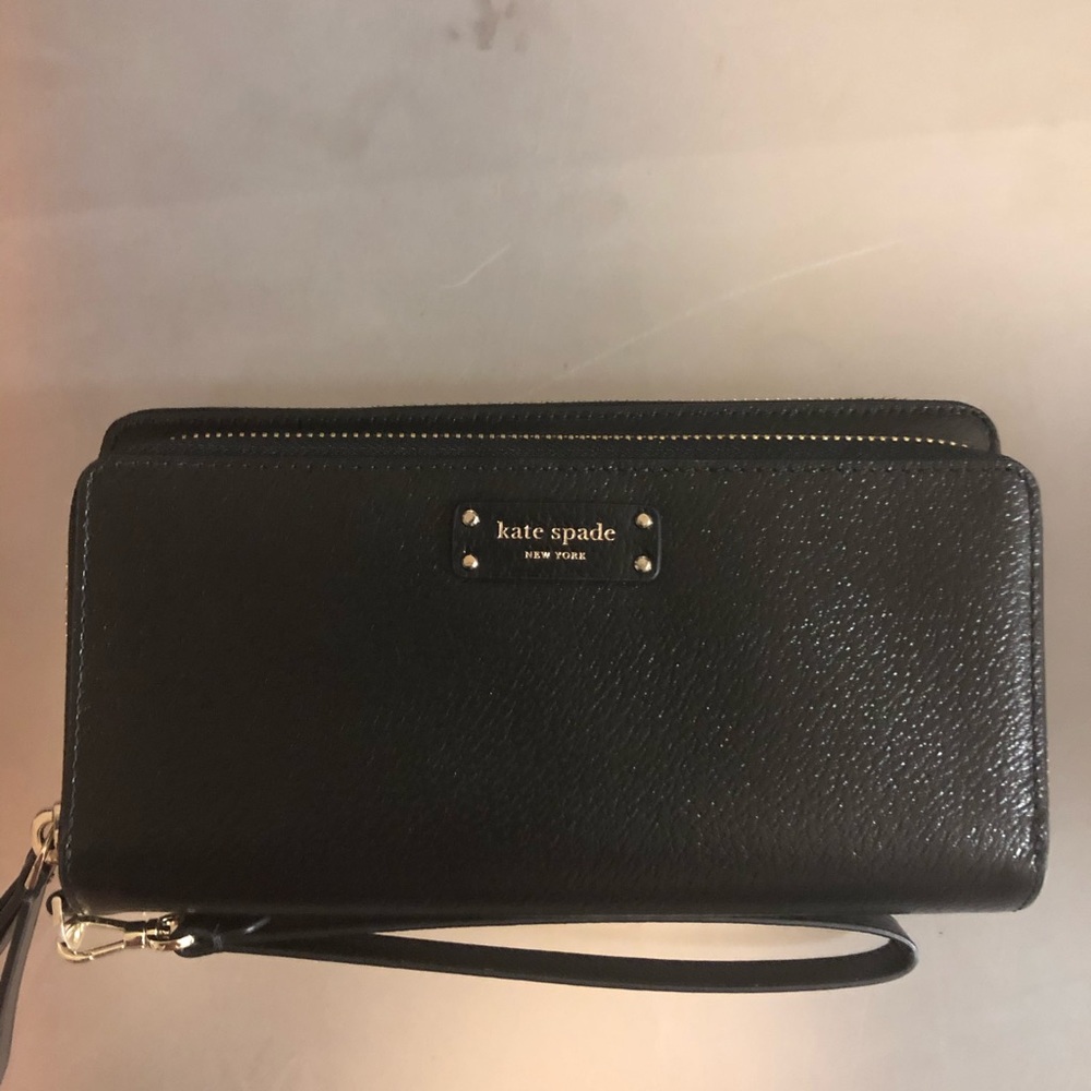 NWT. Kate spade wristlet